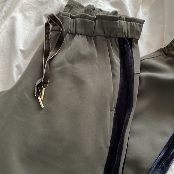 NWOT Lululemon On the Fly Jogger *Velvet Trim
Dark Olive / Black - Picture 5 of 5